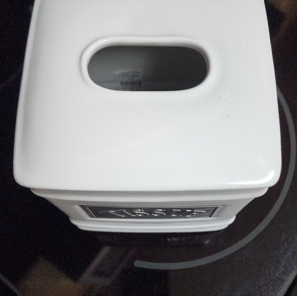 Linens and Things Tissue Holder - Picture 2 of 2